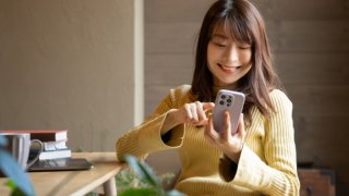 スマホを持っている女性